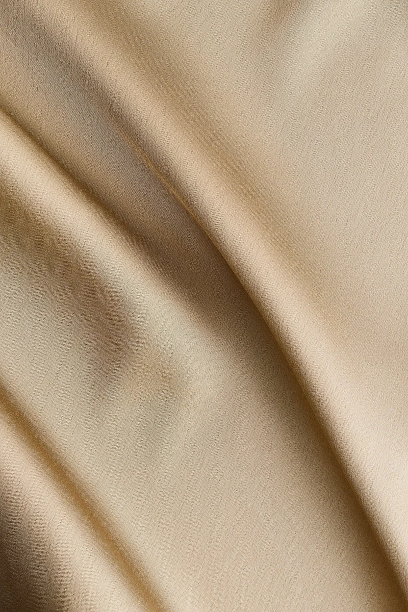 اتش اند ام فستان ساتان بياقة بشرائط حول الرقبة